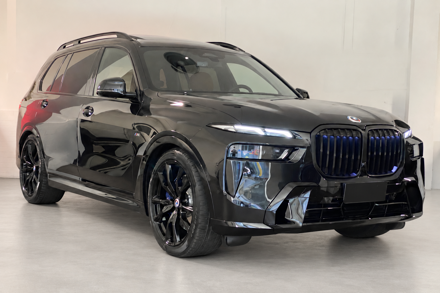 BMW X7 nera, vista anteriore a tre quarti