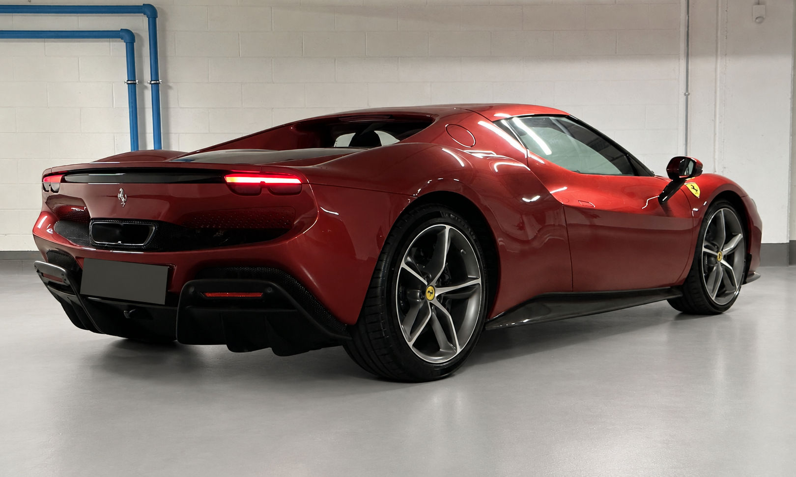 Ferrari 296 GTB rossa, vista posteriore a tre quarti